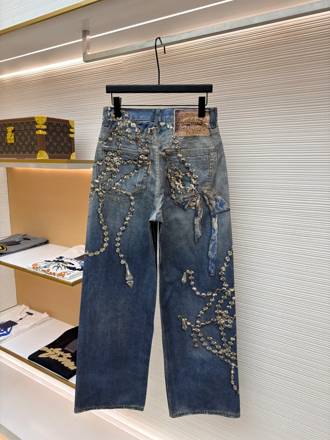 Acne Studios 1981 crystal bow 3D trompe l'oeil bear print jeans ●Original version: 4799 purchase and development ●Item number: 1681621-A80 ●Fabric: denim fabric ●Technology: Printed washed production ●Color: washed blue ●Version: loose fit ●Weight: about 695 grams ●Size: XS-S-M-L-XL-XXL ●Description: These jeans are made of high-density pure cotton denim fabric, which has been treated with a special stonewashing process to show a natural distressed effect and a unique worn texture, while ensuring the stiffness and wear resistance of the fabric. The straight silhouette has a smooth cut and the waistline is designed to fit ergonomics, making it comfortable to wear and allow for freedom of movement. The trousers are decorated with complex bead chains and metal rivets, with exquisite craftsmanship, strong three-dimensional effect and exquisite details. The splicing of the front and back pieces adopts flat-turn open-stitching technology. The stitching is even and neat, and the lines are clear and smooth. The edges of the pockets and trouser legs are reinforced to ensure durability and aesthetics. The hardware accessories have outstanding texture, the zippers are smooth and durable, and the feet are designed with natural curling edges, which not only retains the classic style of denim items, but also incorporates modern design language. From fabric selection, tailoring and production to detail processing, they all reflect the ultimate pursuit of quality and craftsmanship. They are suitable for various occasions and show a fashion attitude that coexists elegance and practicality. The overall wiring is straight and delicate, the fabric is comfortable and soft, and the color is consistent without color difference. It can be matched with the same style to create a fashionable look and control various occasions. Customized accessories, complete with three standards, same style for men and women!